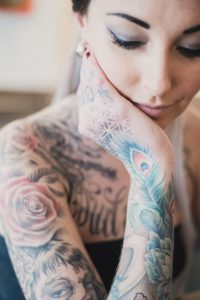Tetování ve stylu watercolor. Motiv květiny, portrét. Velká kérka.
