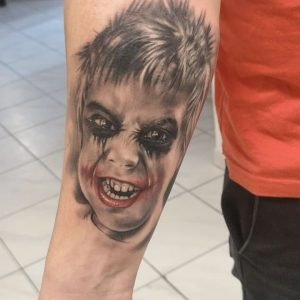 Tetování ve stylu black and grey, realistic. Motiv portrét. Střední kérka.