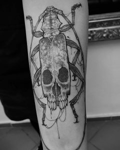 Tetování ve stylu blackwork, dotwork. Motiv lebka, zvířata. Střední kérka. Tetoval Honzin.