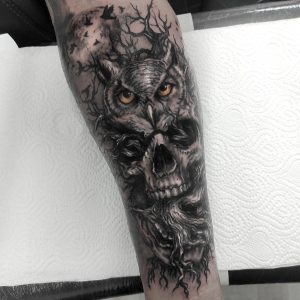 Tetování ve stylu black and grey, realistic. Motiv lebka, zvířata. Střední kérka. Tetovala Alesia Habartová.