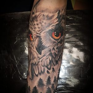 Tetování ve stylu black and grey, realistic. Motiv zvířata. Střední kérka.