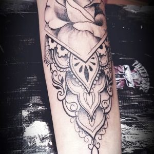 Tetování ve stylu linework. Motiv květiny, ornamenty. Střední kérka.