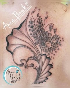Tetování ve stylu black and grey. Motiv abstrakce, geometrie. Střední kérka. Tetovala Anna Penak.