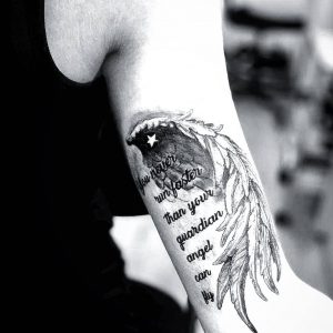 Tetování ve stylu black and grey. Motiv nápis. Malá kérka.