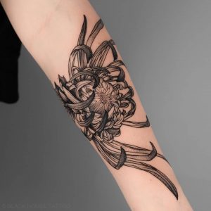 Tetování ve stylu dotwork, linework. Motiv květiny. Střední kérka.