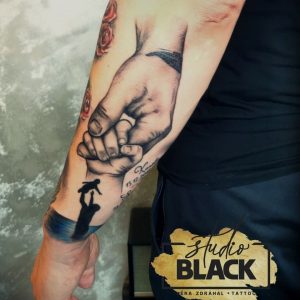 Tetování ve stylu black and grey. Motiv lidé. Střední kérka.