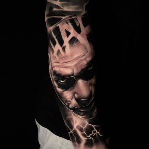 Tetování ve stylu black and grey, realistic. Motiv lidé, portrét. Střední kérka. Tetoval Tomáš Bobstr.
