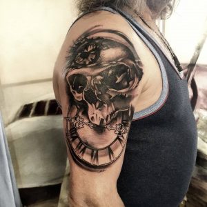 Tetování ve stylu black and grey. Motiv lebka. Střední kérka. Tetoval Roman Holeček.