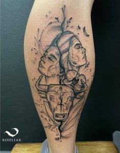 Tetování ve stylu blackwork. Motiv lidé, zvířata. Střední kérka.