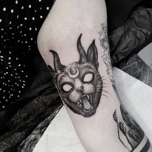 Tetování ve stylu blackwork. Motiv zvířata. Malá kérka.