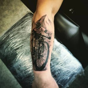 Tetování ve stylu black and grey, realistic. Motiv lidé, předměty, příroda. Střední kérka. Tetovala Dee.