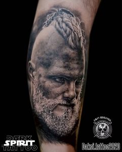 Tetování ve stylu black and grey, realistic. Motiv lidé. Střední kérka. Tetoval Dušan Selucký.