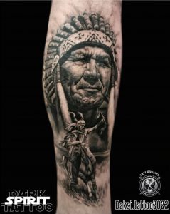 Tetování ve stylu black and grey, realistic. Motiv lidé, portrét. Střední kérka. Tetoval Dušan Selucký.