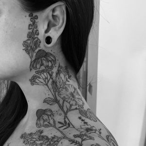 Tetování ve stylu linework. Motiv květiny. Střední kérka. Tetovala Erinel Bathory.