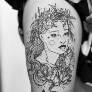 Tetování ve stylu linework. Motiv květiny, portrét. Střední kérka. Tetovala Erinel Bathory.