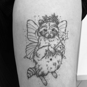 Tetování ve stylu linework. Motiv fantasy, zvířata. Malá kérka. Tetovala Erinel Bathory.