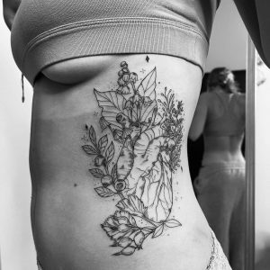 Tetování ve stylu linework. Motiv květiny. Malá kérka. Tetovala Erinel Bathory.