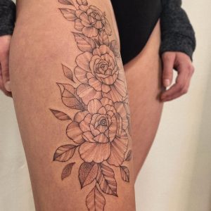 Tetování ve stylu fineline. Motiv květiny. Střední kérka. Tetovala Evelin Jurković.