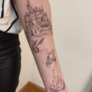 Tetování ve stylu dotwork, linework. Motiv budovy, fantasy. Střední kérka. Tetovala Evelin Jurković.