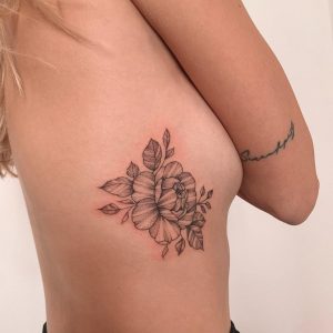 Tetování ve stylu fineline. Motiv květiny. Malá kérka. Tetovala Evelin Jurković.
