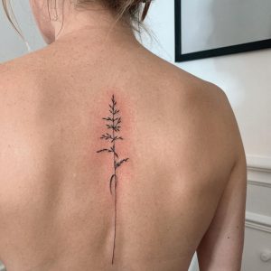 Tetování ve stylu linework. Motiv květiny. Malá kérka. Tetovala Evelin Jurković.