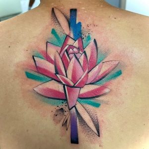Tetování ve stylu watercolor. Motiv květiny. Střední kérka.
