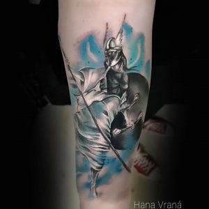 Tetování ve stylu watercolor. Motiv lidé. Malá kérka. Tetovala Hana Vraná.