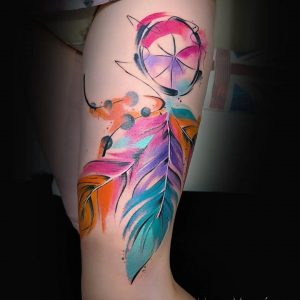 Tetování ve stylu watercolor. Motiv předměty. Střední kérka. Tetovala Hana Vraná.