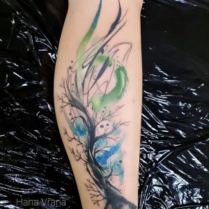 Tetování ve stylu watercolor. Motiv abstrakce. Střední kérka. Tetovala Hana Vraná.