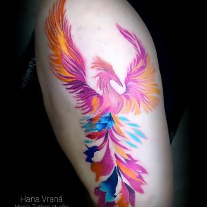 Tetování ve stylu watercolor. Motiv fantasy, zvířata. Střední kérka. Tetovala Hana Vraná.