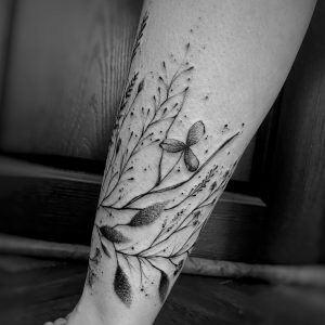 Tetování ve stylu blackwork, dotwork. Motiv květiny. Malá kérka.