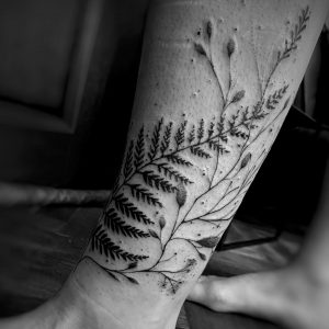 Tetování ve stylu blackwork. Motiv květiny. Malá kérka.