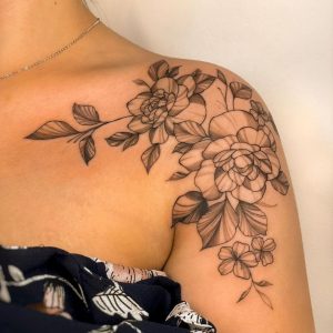 Tetování ve stylu fineline. Motiv květiny. Střední kérka. Tetovala Tallia Coy.