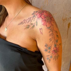 Tetování ve stylu fineline, watercolor. Motiv květiny. Střední kérka. Tetovala Trebiga.