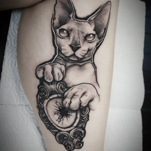 Tetování ve stylu blackwork. Motiv zvířata. Střední kérka.