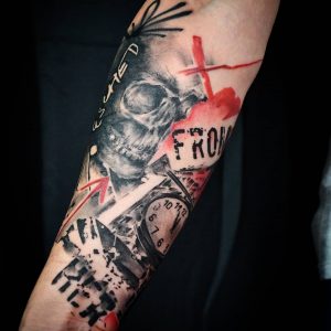 Tetování ve stylu trash polka. Motiv lebka, předměty. Střední kérka. Tetoval Jan Kobler.