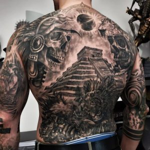 Tetování ve stylu realistic. Motiv lebka, lidé. Kolosální kérka. Tetoval Ladislav Jadavan.