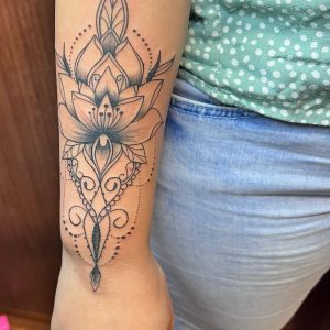 Tetování ve stylu linework. Motiv květiny, ornamenty. Střední kérka.