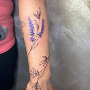 Tetování ve stylu linework. Motiv květiny. Střední kérka.