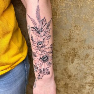 Tetování ve stylu fineline. Motiv květiny. Střední kérka.