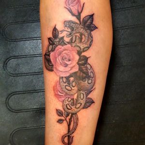Tetování ve stylu realistic. Motiv květiny, zvířata. Malá kérka.