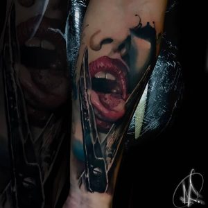 Tetování ve stylu realistic. Motiv lidé, předměty. Střední kérka. Tetoval Matt Dan.
