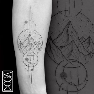 Tetování ve stylu dotwork. Motiv geometrie, příroda. Malá kérka. Tetoval Michal Kocián.
