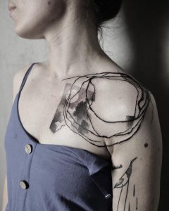 Tetování ve stylu blackwork. Motiv abstrakce. Střední kérka. Tetoval Mikuláš Senič.