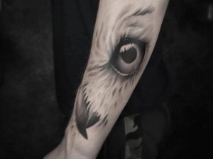 Tetování ve stylu black and grey, realistic. Motiv zvířata. Střední kérka. Tetovala The Prodigy.