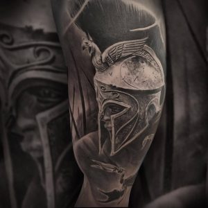 Tetování ve stylu black and grey, realistic. Motiv lidé. Střední kérka. Tetoval Jan Fiala.