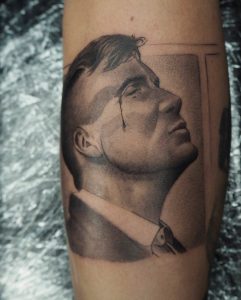 Tetování ve stylu black and grey, realistic. Motiv lidé, portrét. Malá kérka. Tetovala The Prodigy.