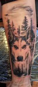 Tetování ve stylu black and grey. Motiv příroda, zvířata. Střední kérka.