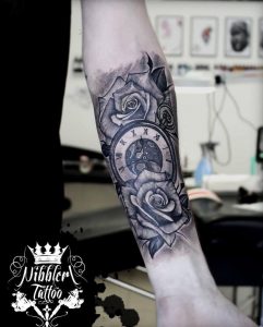 Tetování ve stylu black and grey, realistic. Motiv květiny, předměty. Střední kérka.