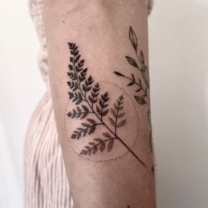 Tetování ve stylu blackwork, dotwork. Motiv květiny. Malá kérka. Tetovala Nicol Kunášková.